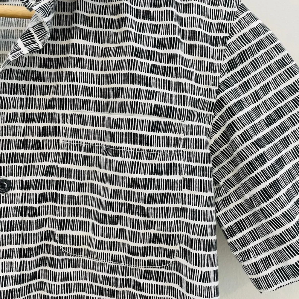 Old Navy boys button down shirt size L (10/12)